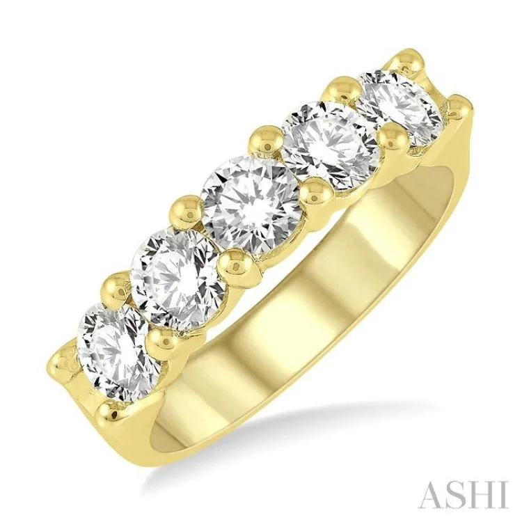 1 1/2 ctw 5Stones Round Cut Diamond Wedding Band in 14K Yellow Gold