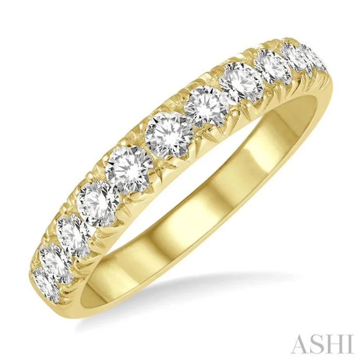 3/4 ctw 11Stones Round Cut Diamond Wedding Band in 14K Yellow Gold